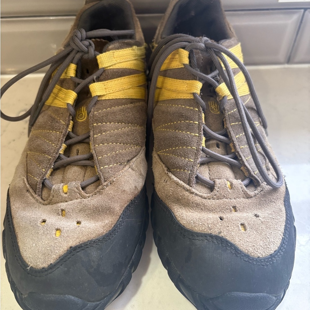 Men's Gray and Yellow Athletic Shoes